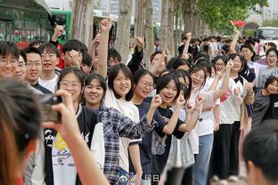 队史名宿来了！白胡子的麦迪来到魔术主场观战季后赛